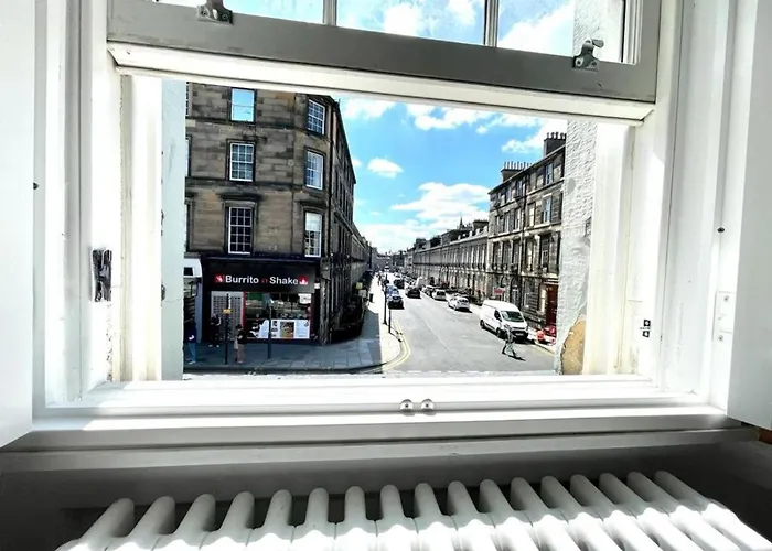 Modern & Spacious 1 Bed Apt, West End