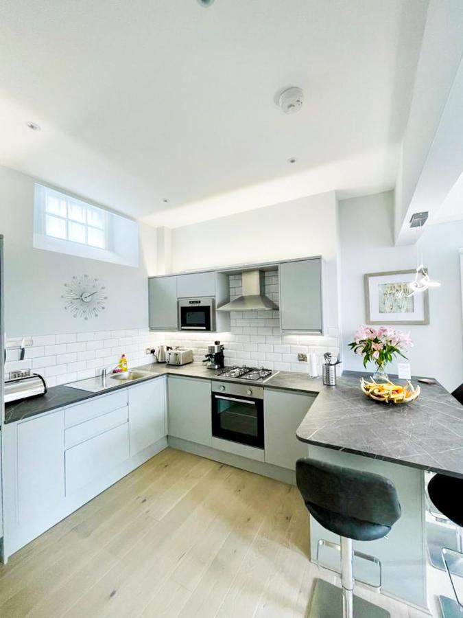 Modern & Spacious 1 Bed Apt, West End Апартаменты